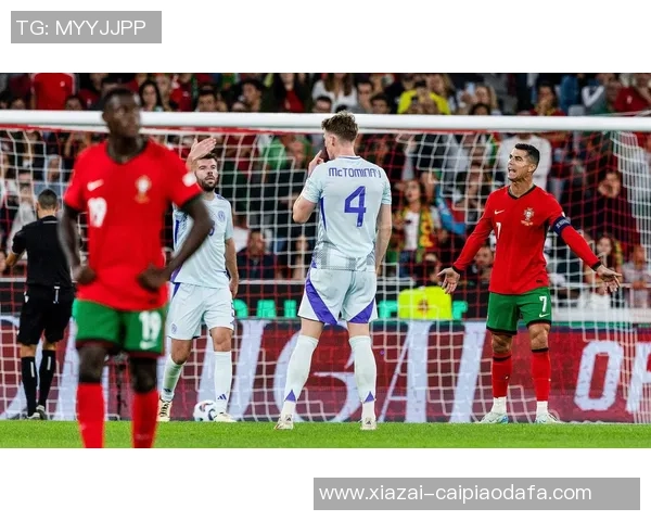 B费休息期间亲临训练基地现场观摩替补球员训练情况